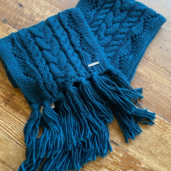 MICHAEL Michael Kors Cable Knit Scarf - Picture 13 of 13